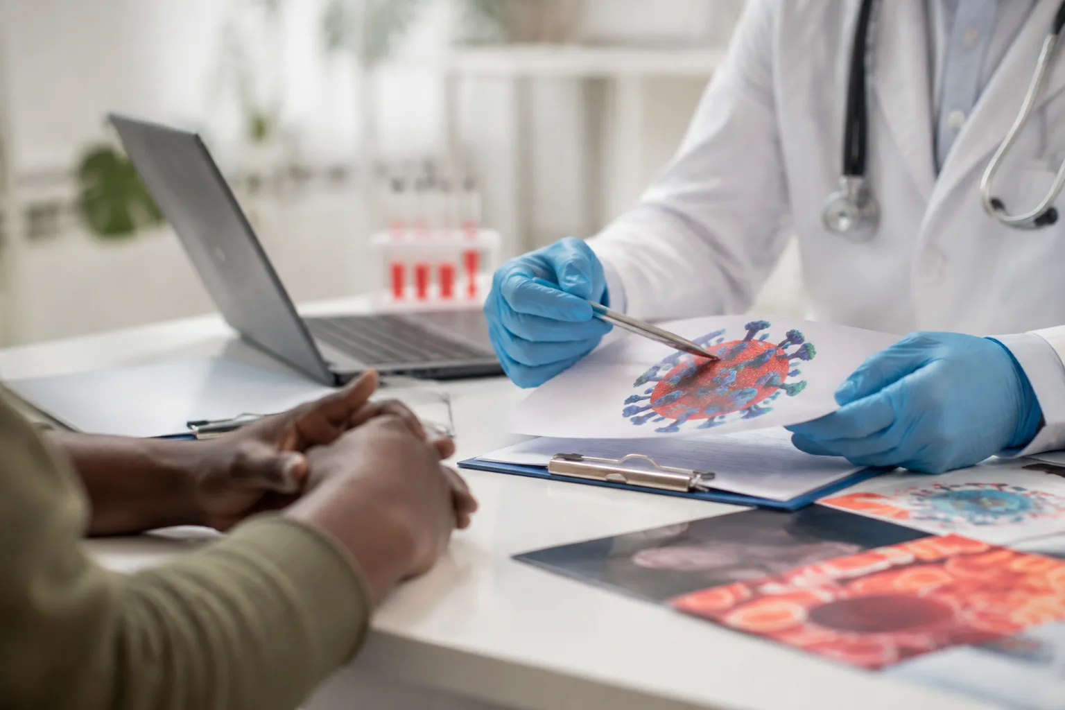 Grafika przedstawiająca temat artykułu: HIV – objawy, drogi zakażenia, testy i leczenie