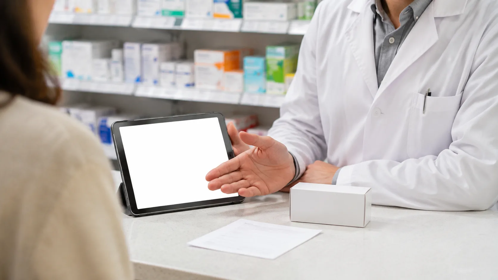 Grafika przedstawiająca temat artykułu: Recepta farmaceutyczna – czym jest, kiedy farmaceuta może ją wystawić i na jakie leki?