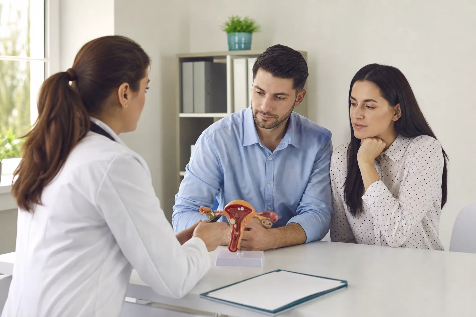 Antykoncepcja hormonalna – skutki uboczne tabletek i sygnały alarmowe
