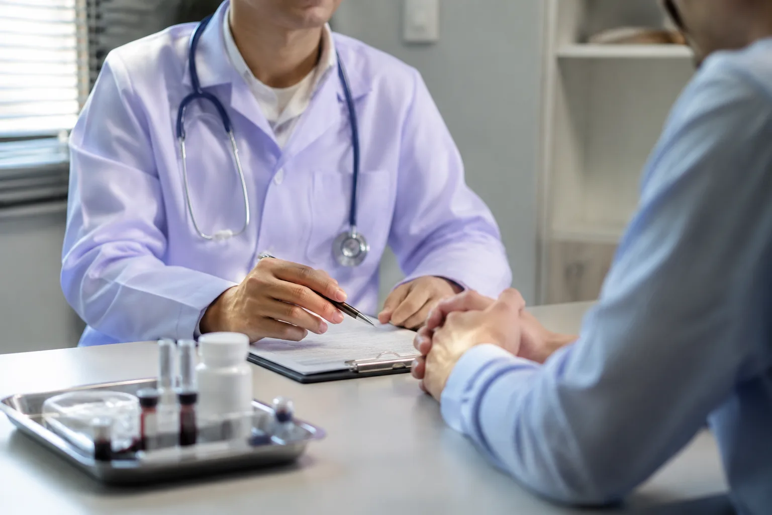 Grafika przedstawiająca temat artykułu: Kiła – objawy. Jak leczy się syfilis?
