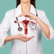 lekarz ginekolog dobiera leczenie endometriozy antykoncepcją hormonalną