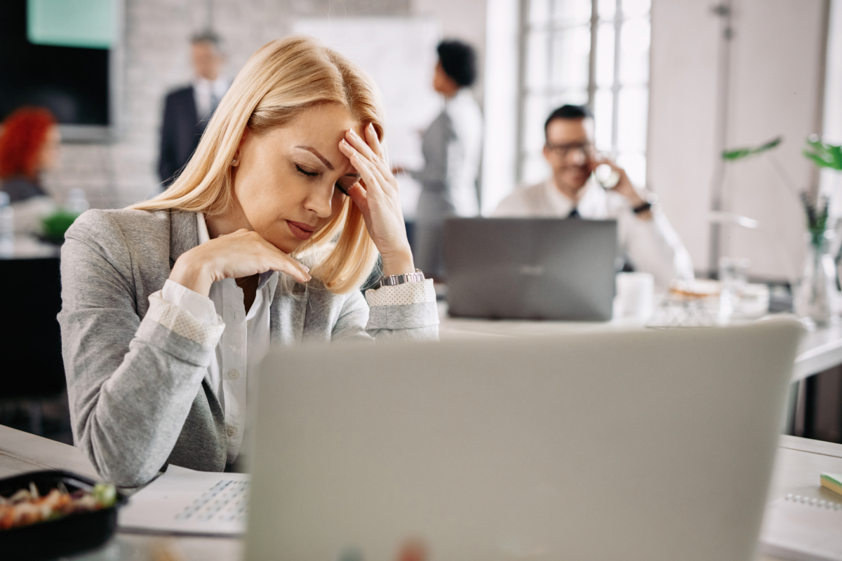 kobieta obciążona stresem w pracy
